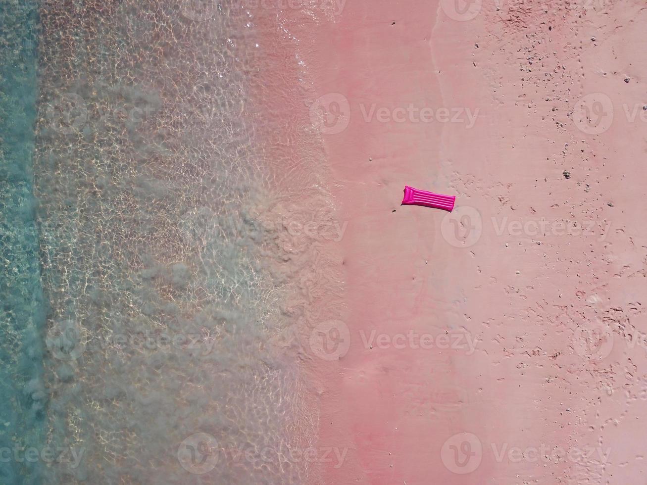 drone vista aérea de inflável na exótica praia tropical rosa foto