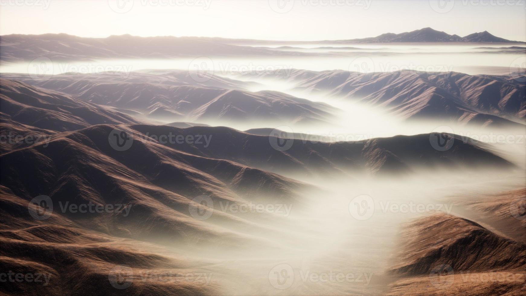 paisagem de montanha com nevoeiro profundo de manhã foto