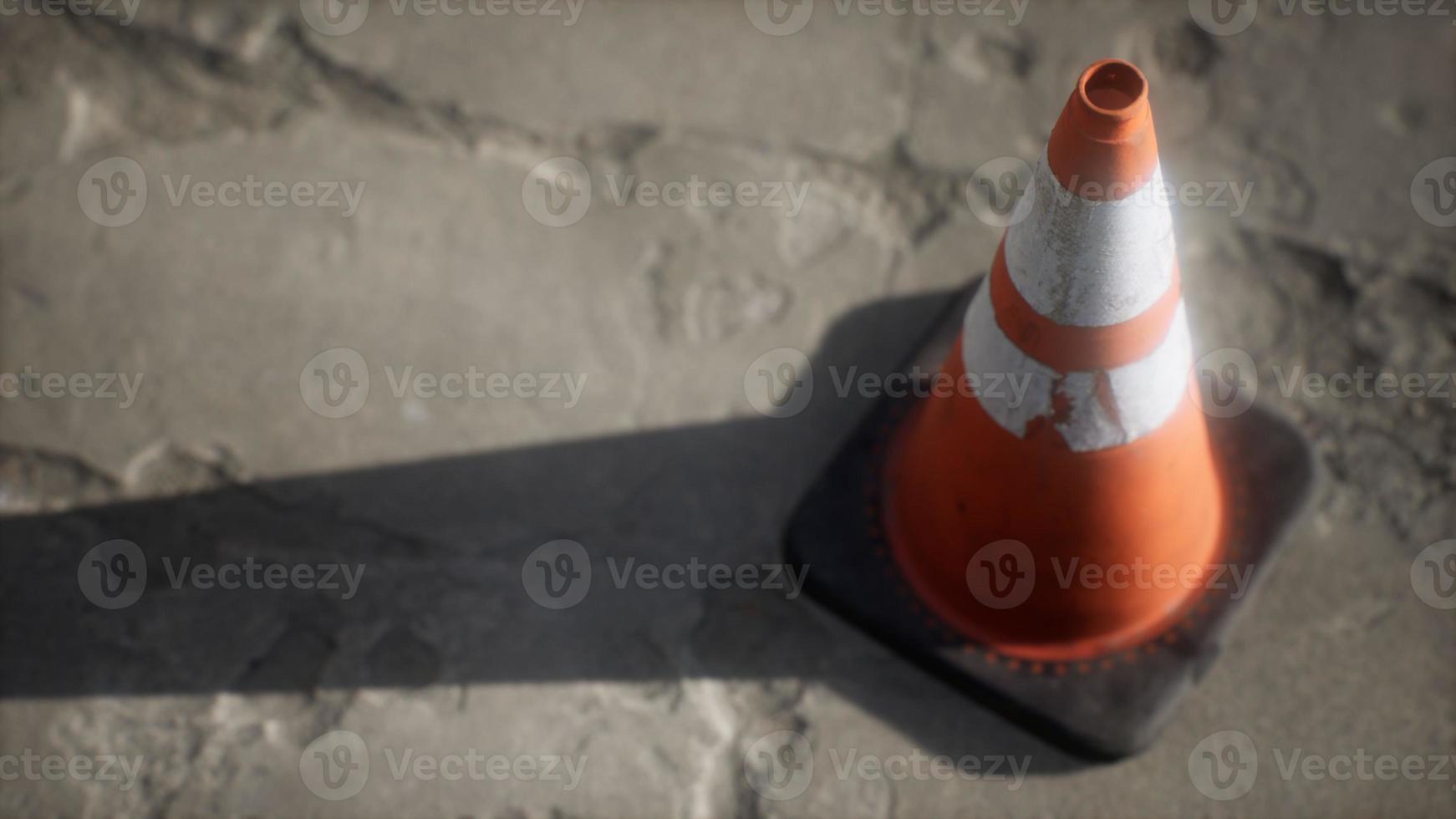 cone de trânsito listrado laranja e branco foto