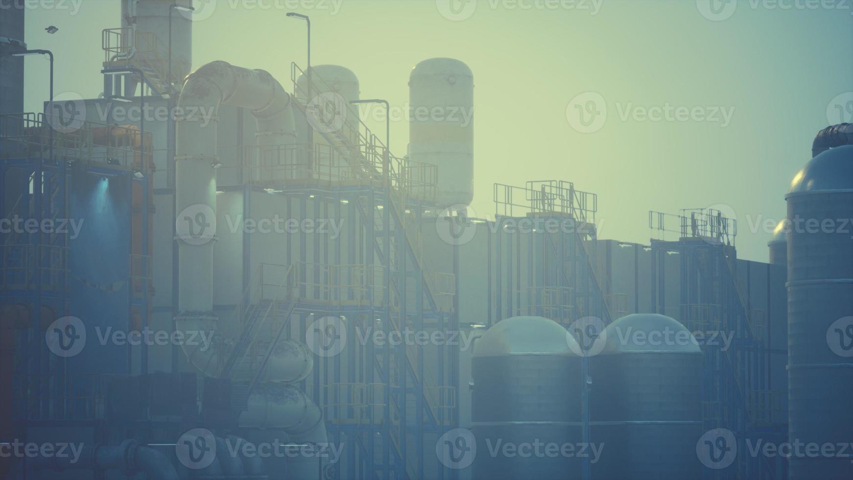 fábrica de refinaria com tanques de armazenamento de óleo foto