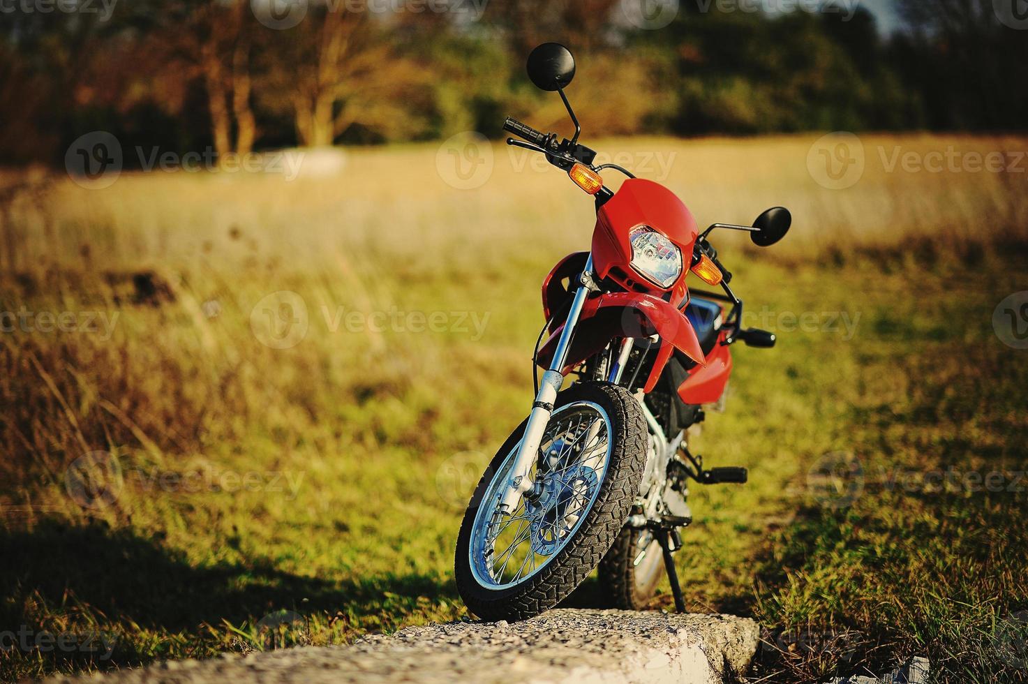 moto enduro fica no sol do pôr do sol foto