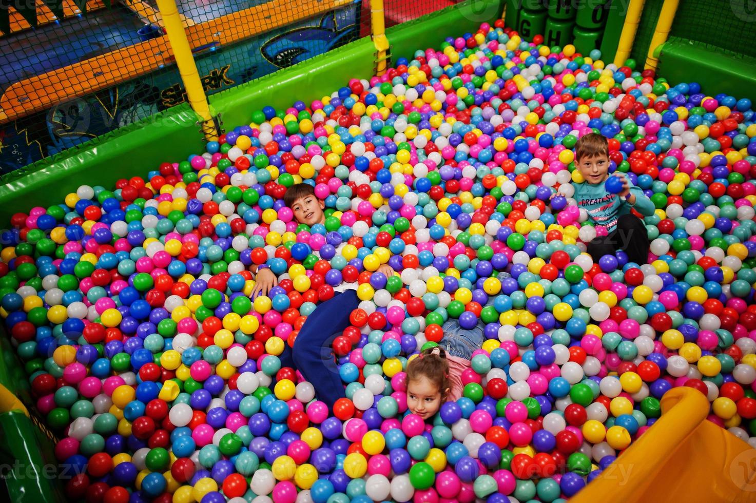 Fundo de bolas coloridas para zona infantil ou sala de jogos infantis