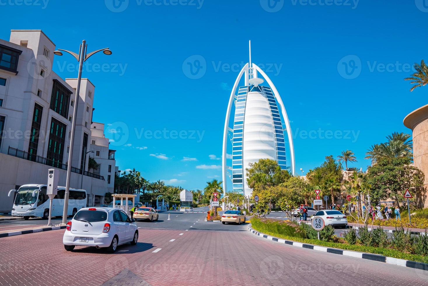 vista do hotel de luxo burj al arab visto de medinat jumeirah, dubai foto