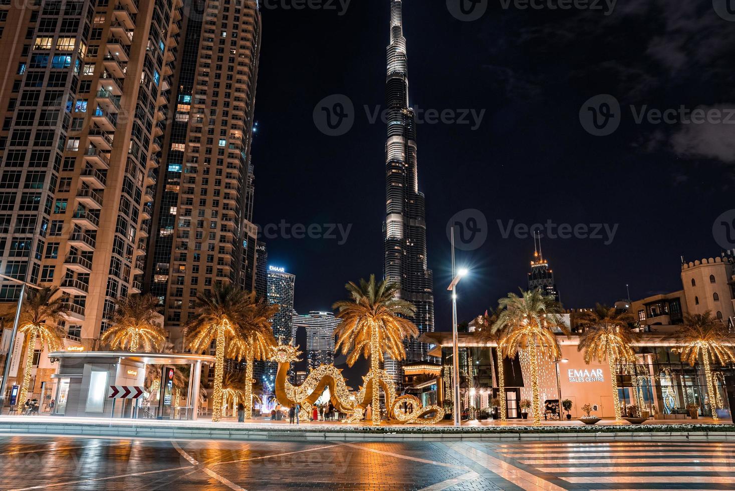 arranha-céu burj khalifa à noite em dubai. estátua de dragão em frente ao burj khalifa. ano Novo Chinês. foto