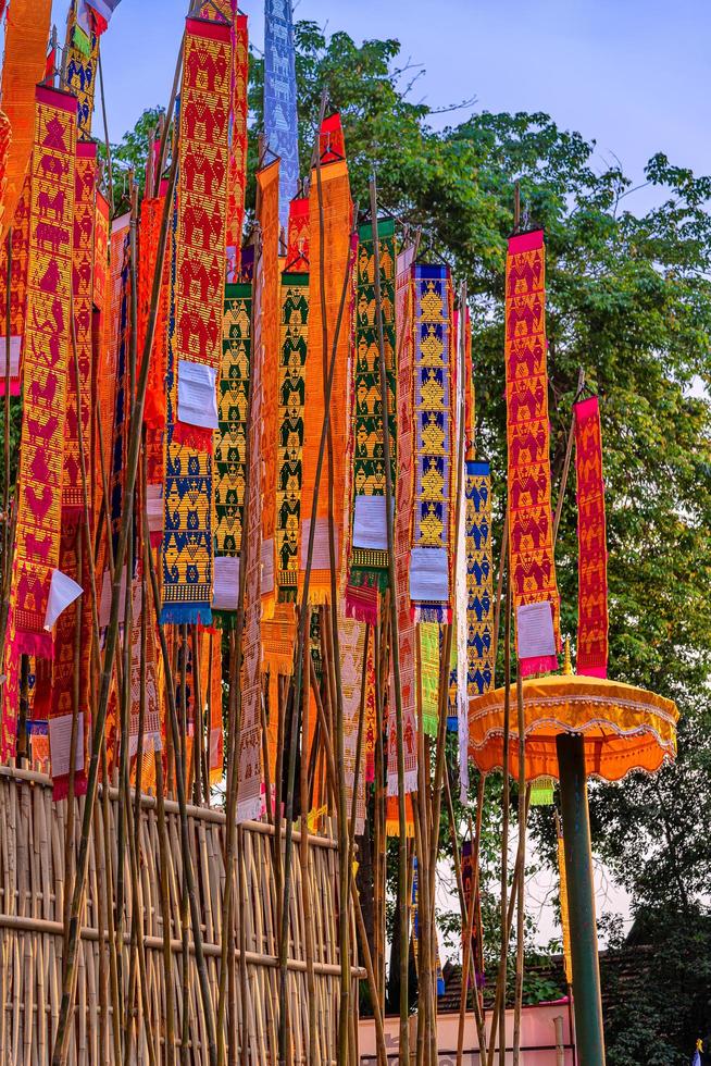 bandeiras de papel no pagode de areia no festival songkran no templo jedlin em muang, chiang mai, tailândia foto