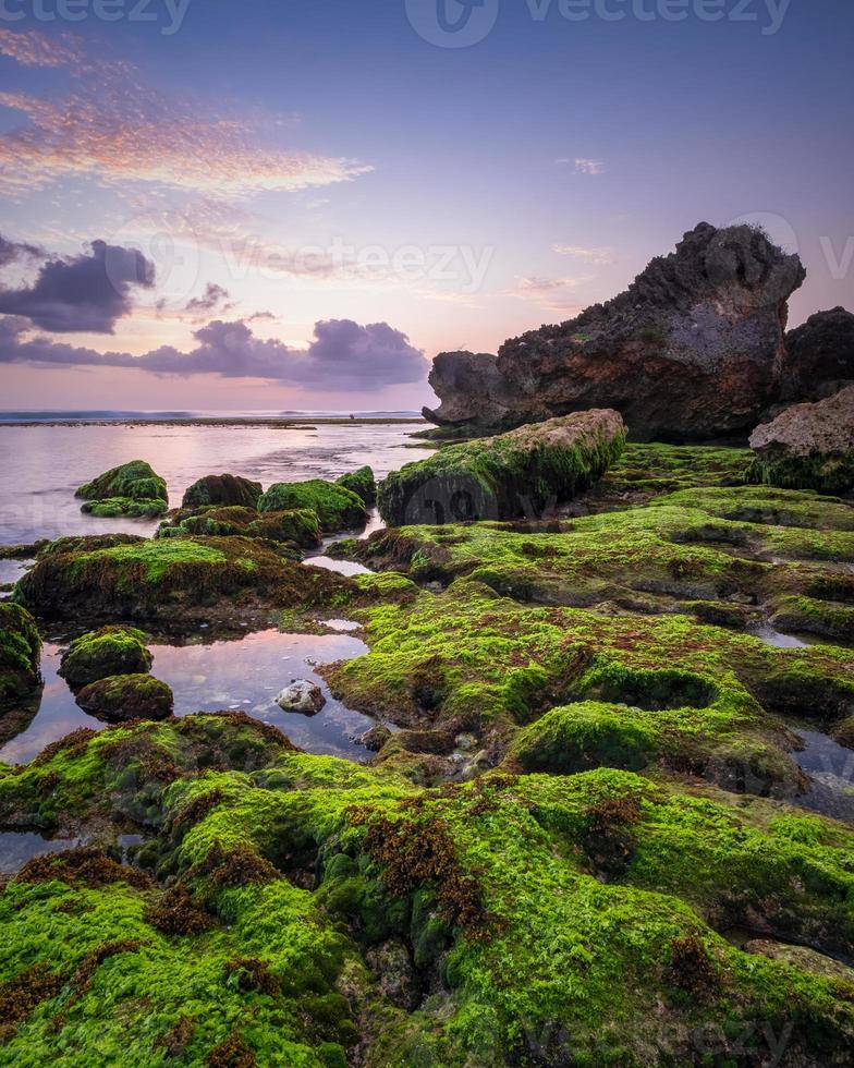 pôr do sol na praia indonésia foto