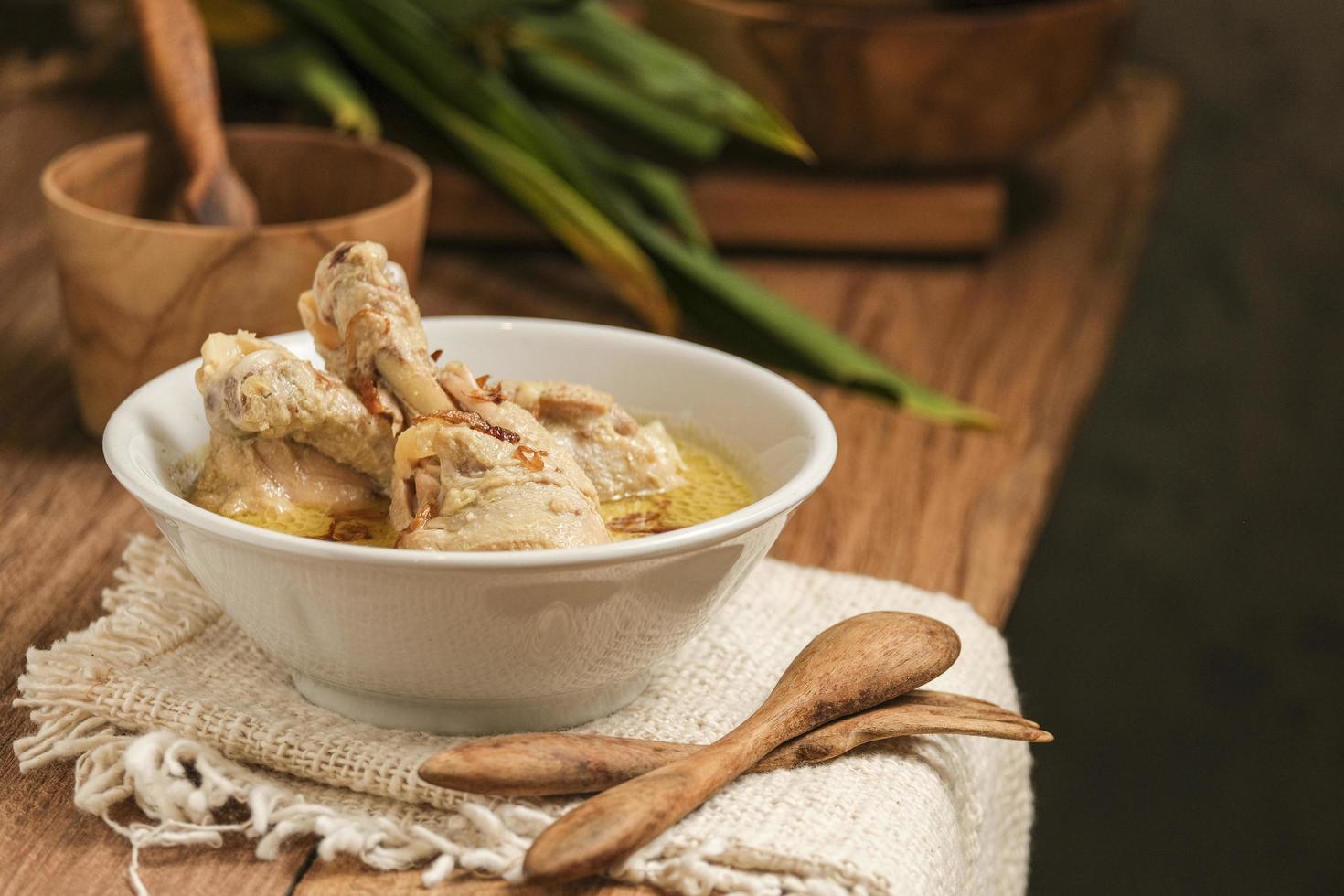 comida tradicional servida em mesa de madeira foto