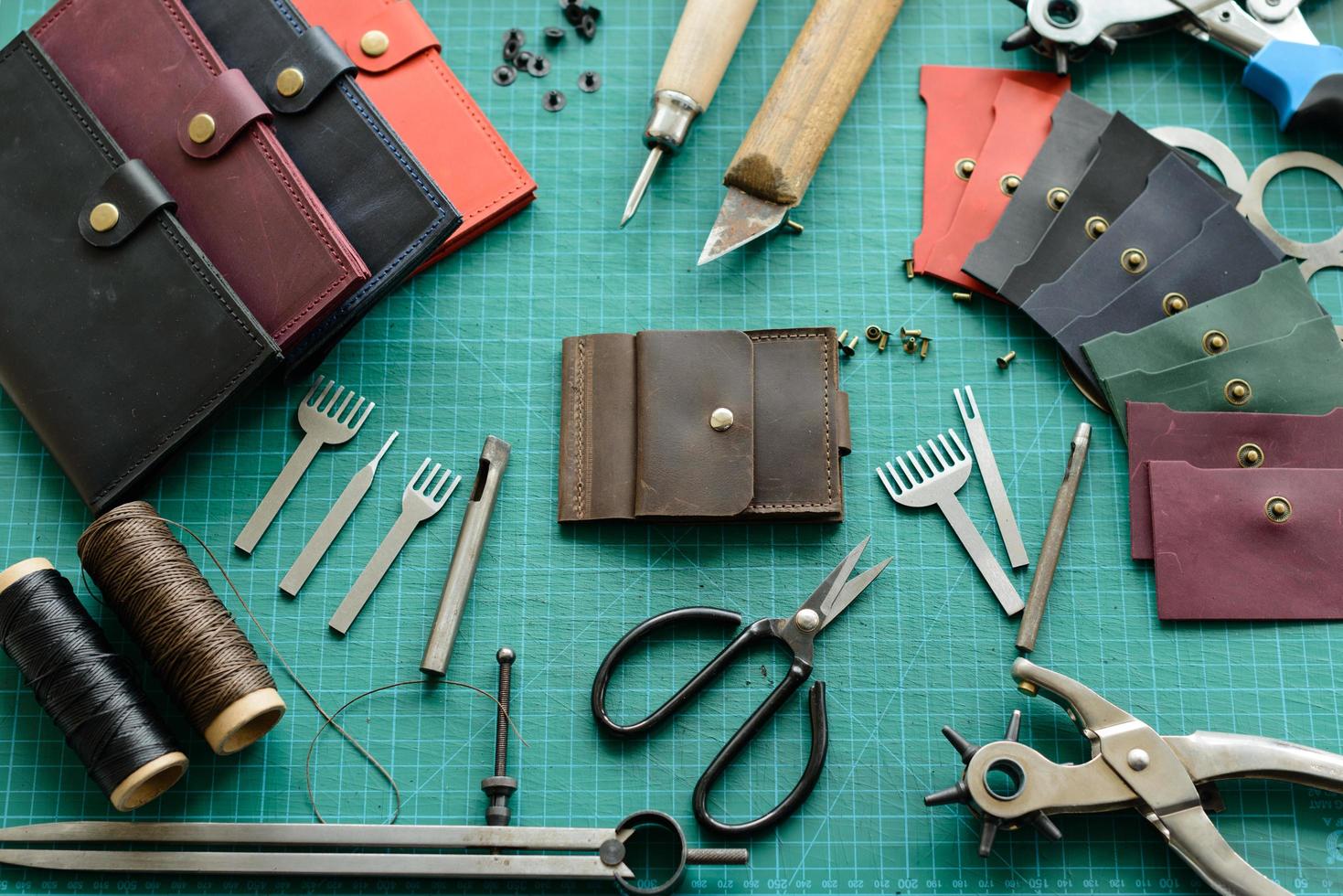 ferramentas para a fabricação de produtos de couro na testa foto