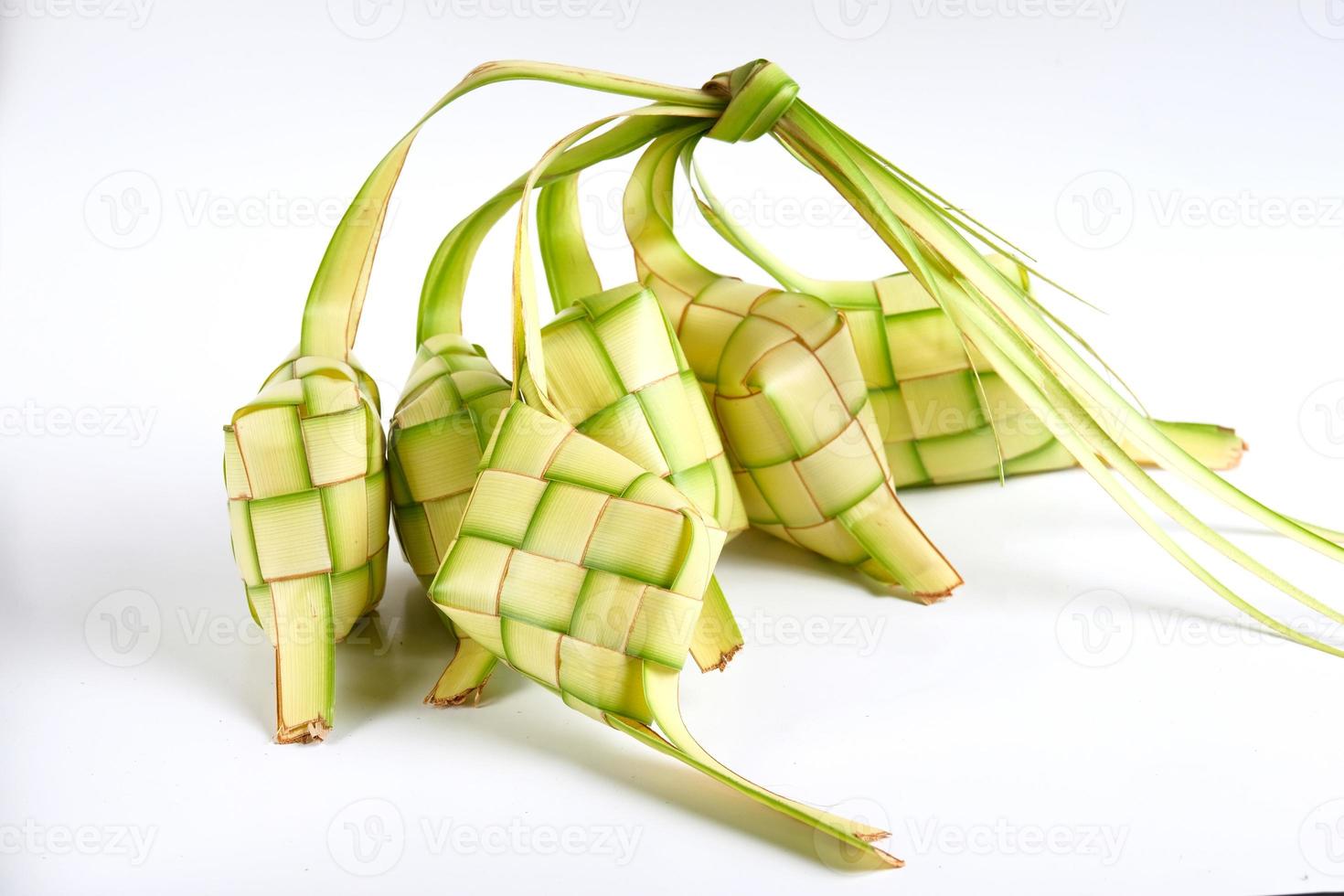 vista superior de comida tradicional isolada no fundo branco, chamada de ketupat foto