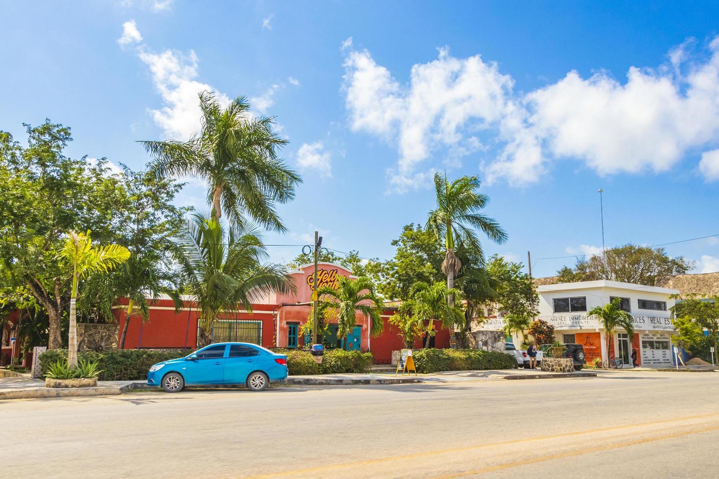 tulum méxico 02 fevereiro 2022 camionete de carro de polícia dirige estrada de rua rápida tulum mexico.typical colorido carros de tráfego rodoviário de rua palmas de tulum méxico. foto