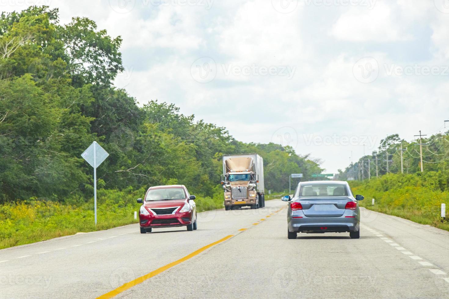 dirigindo na rodovia rodovia na natureza tropical da selva méxico. foto