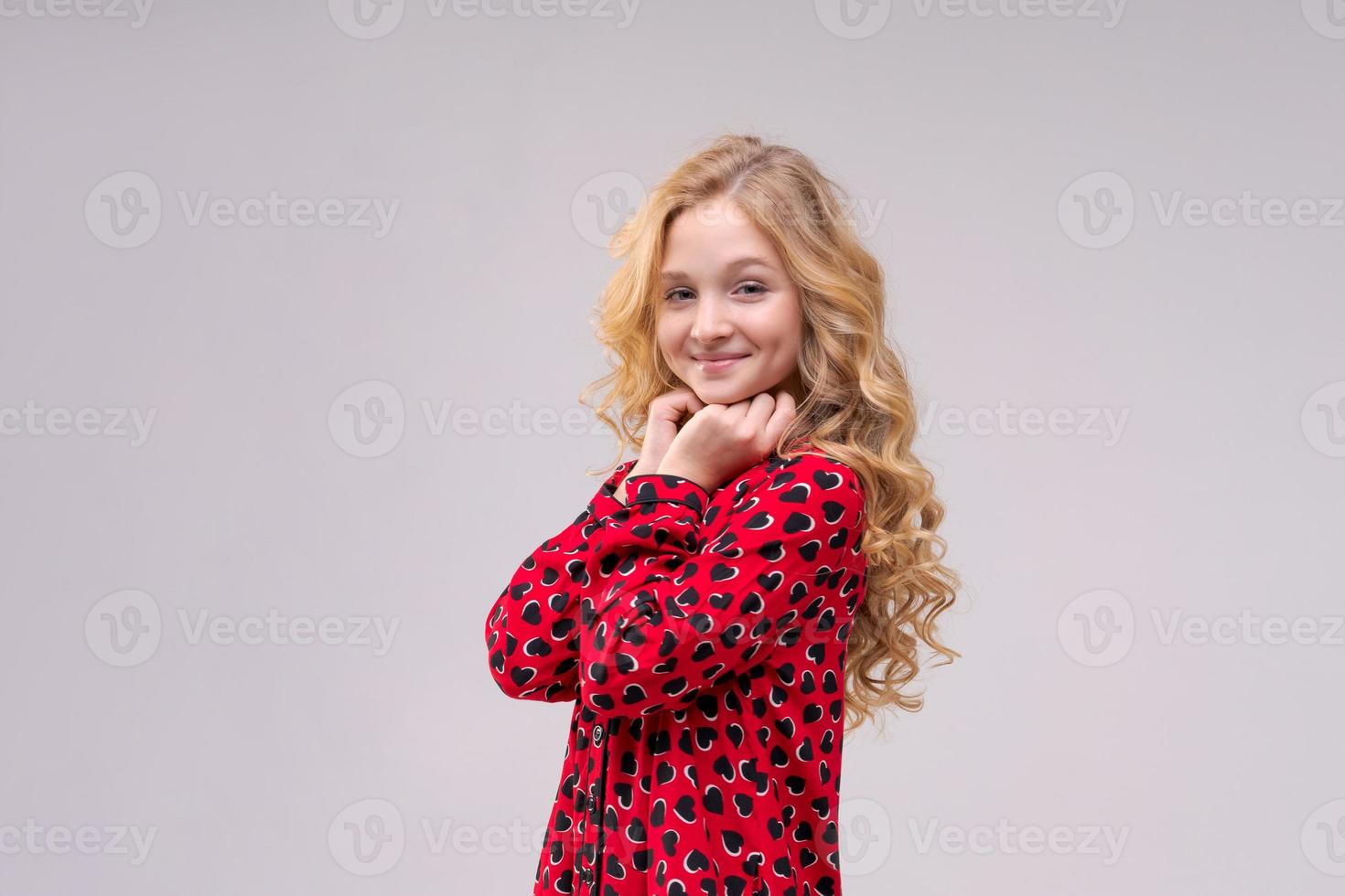 adorável menina da moda hipster vestida de vestido vermelho com corações, longo foto