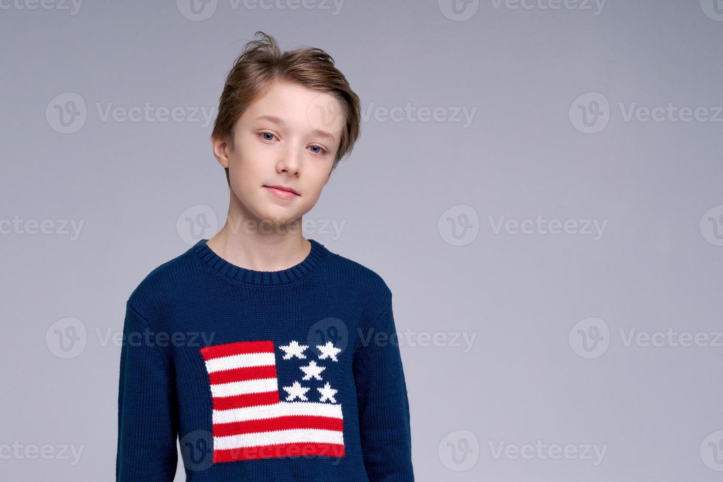 jovem adolescente patriótico vestindo suéter azul com bandeira estados unidos américa foto