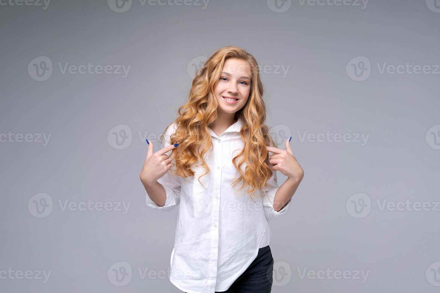 foto jovem milenar atônita mostrando os dedos para apontar o espaço em branco