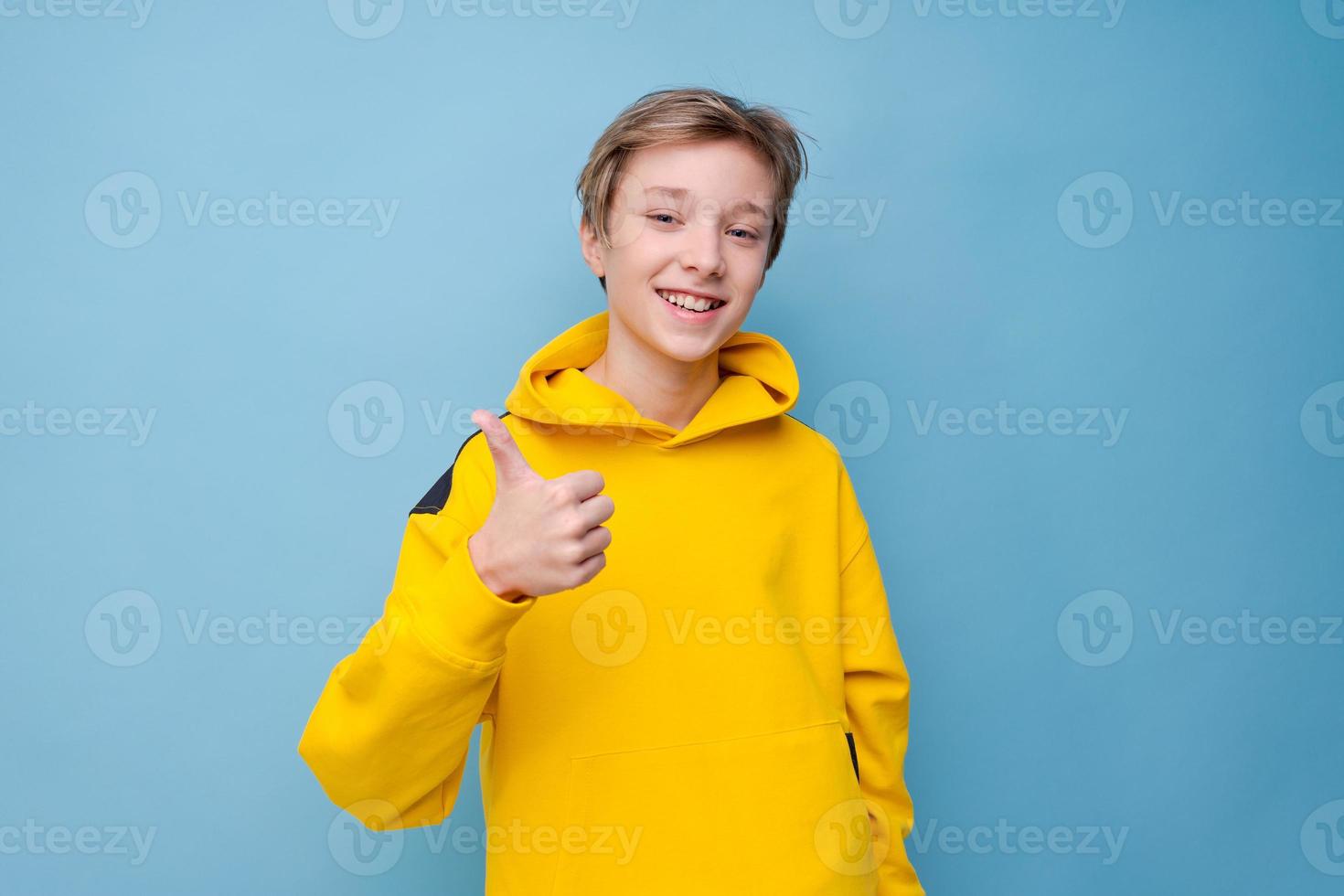 retrato de cara jovem atraente mostrando gestos de mão diferentes em branco foto
