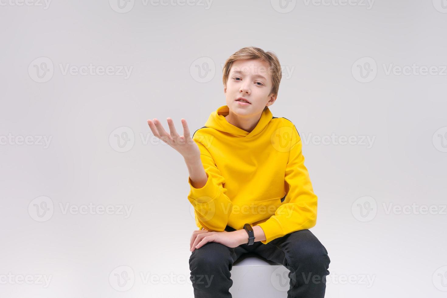 bonito sorridente jovem europeu adolescente sem palavras olhando para a câmera foto