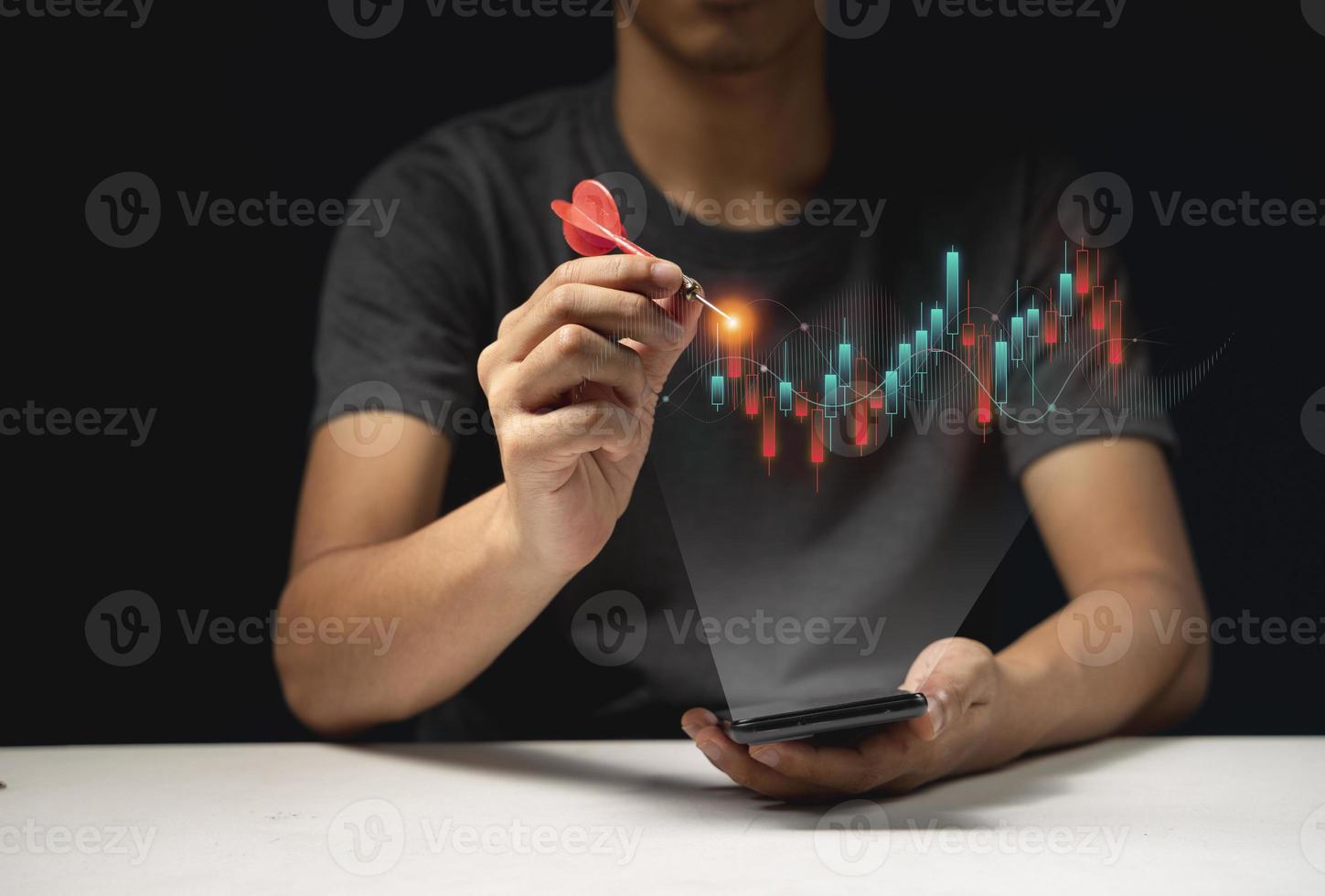 trader usando bullseye apontando um estoque de holograma virtual crescente, invista em negociação. foto