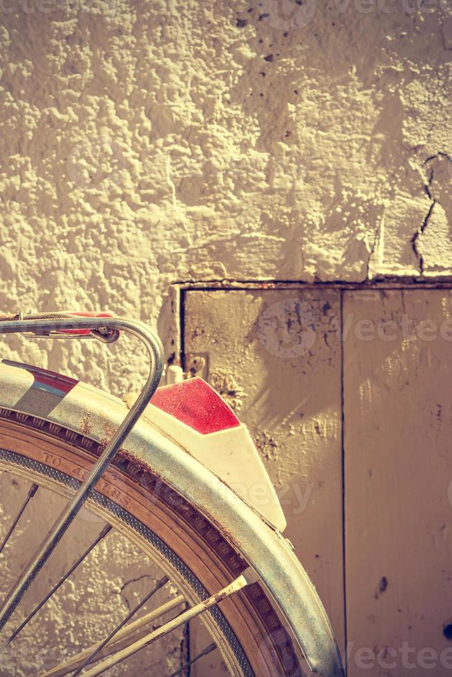 detalhe da roda de bicicleta retrô. parece parte do pára-choque traseiro e do freio. estilo vintage. imagem vertical. foto