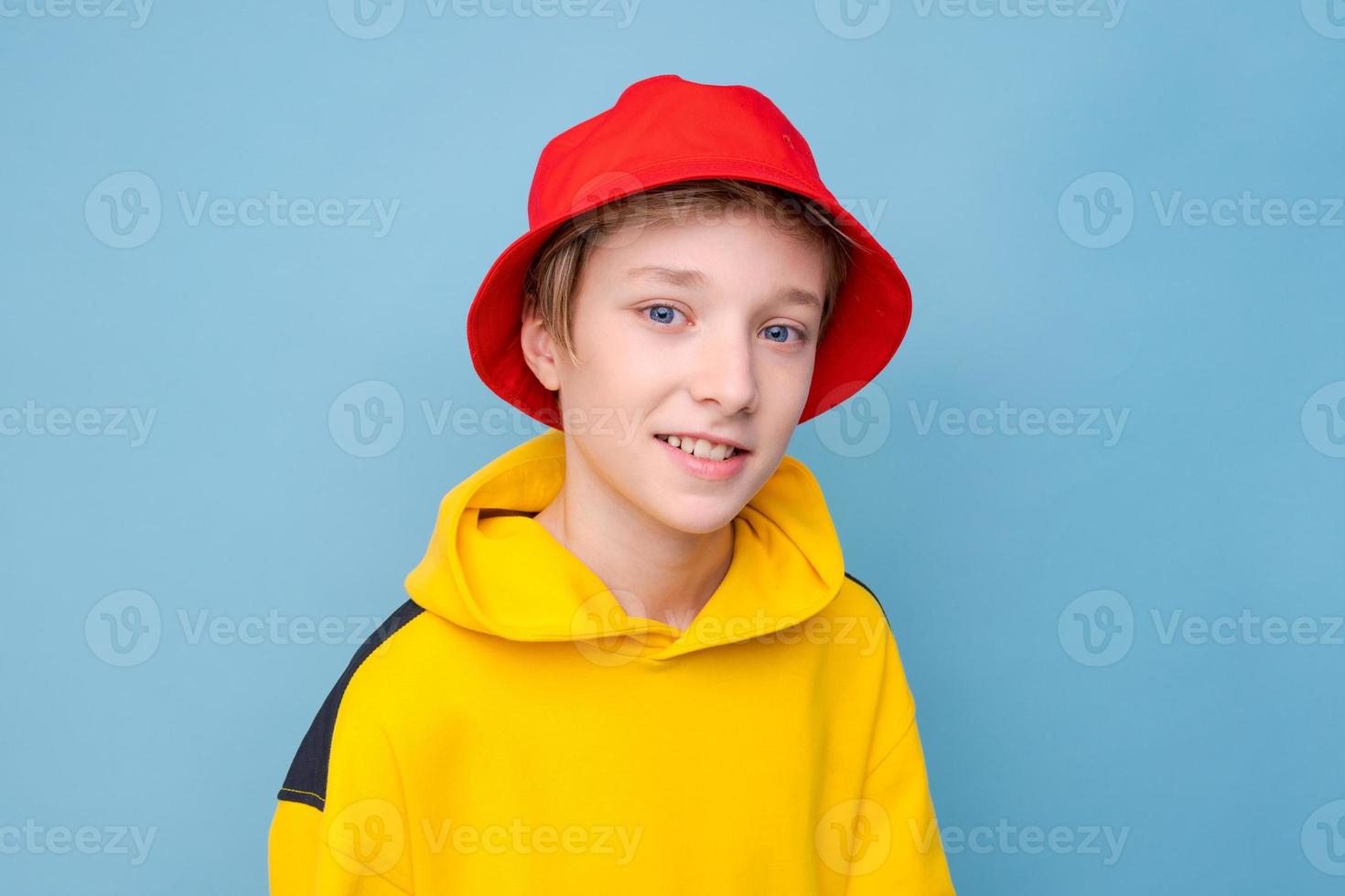 rapper. estilo da cidade. tiro modelo. cara de hipster feliz em moletom amarelo foto