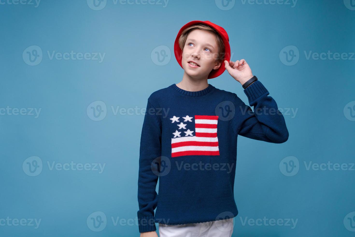 tiro na cintura feliz e contente jovem bonito usando chapéu vermelho panamá foto