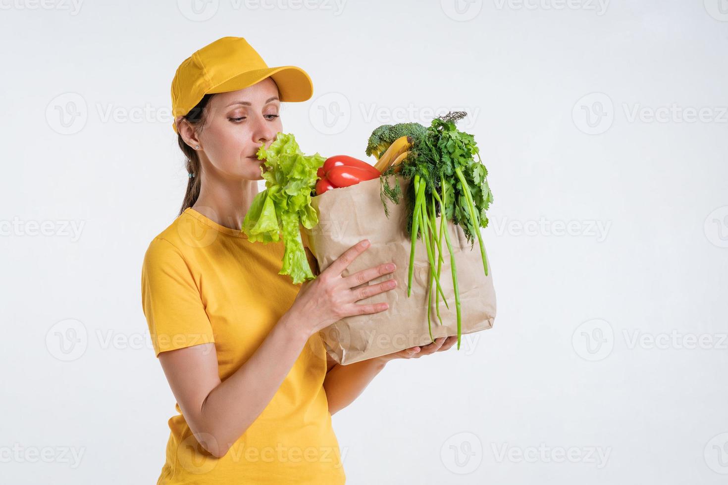 trabalhadora de entrega de comida feminina com pacote de comida foto