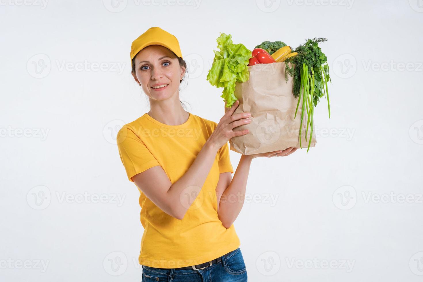 trabalhadora de entrega de comida feminina com pacote de comida foto