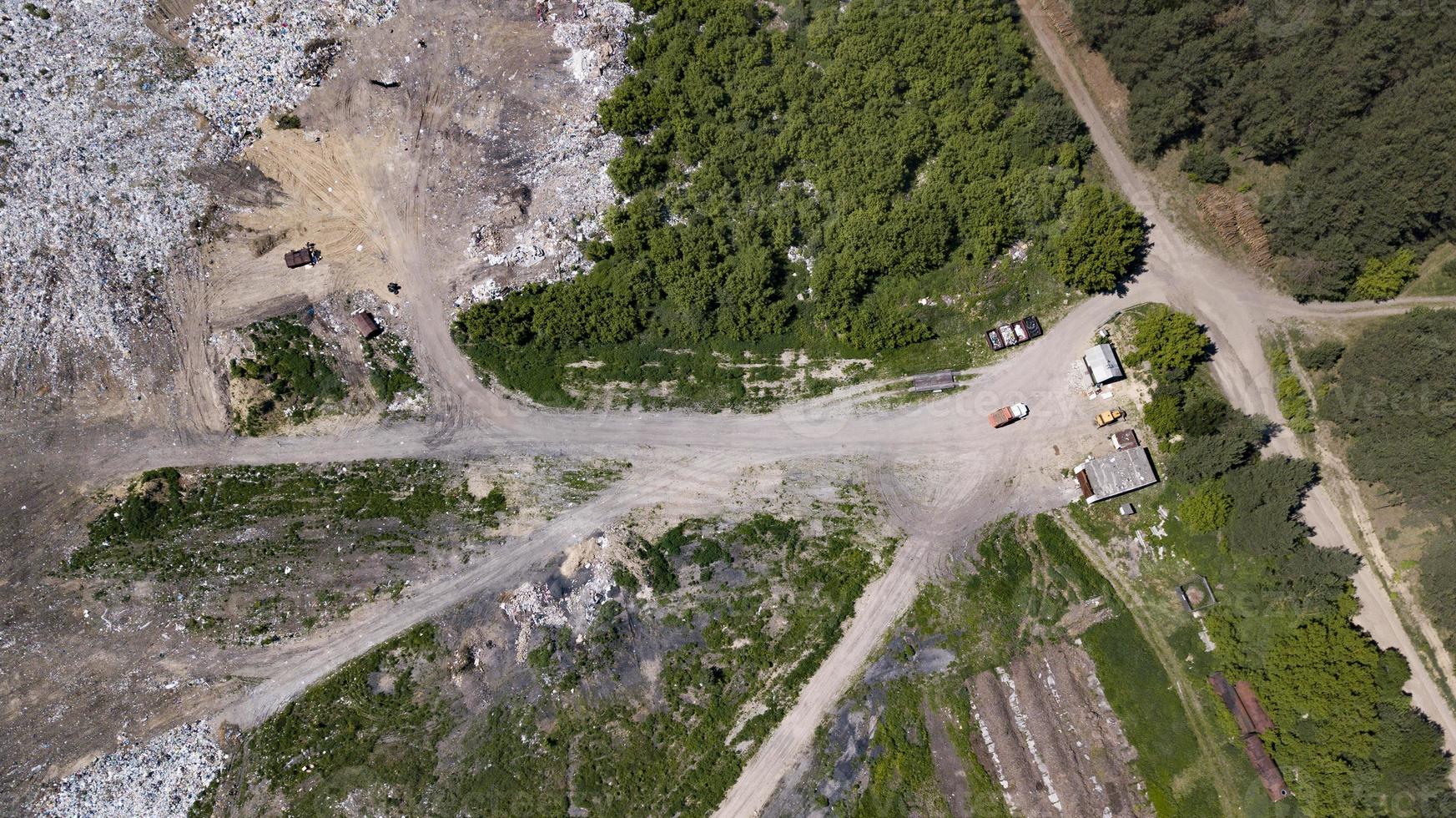 vista aérea do aterro do topo do drone foto