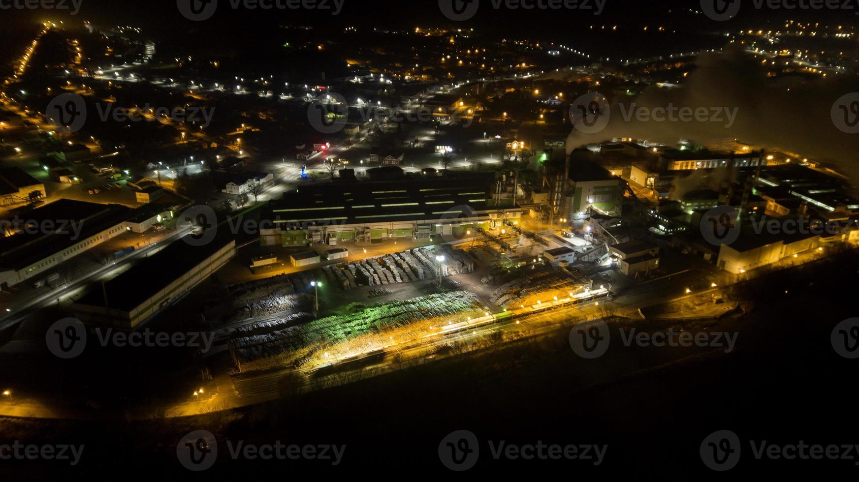 foto da fábrica de processamento de madeira da noite do drone