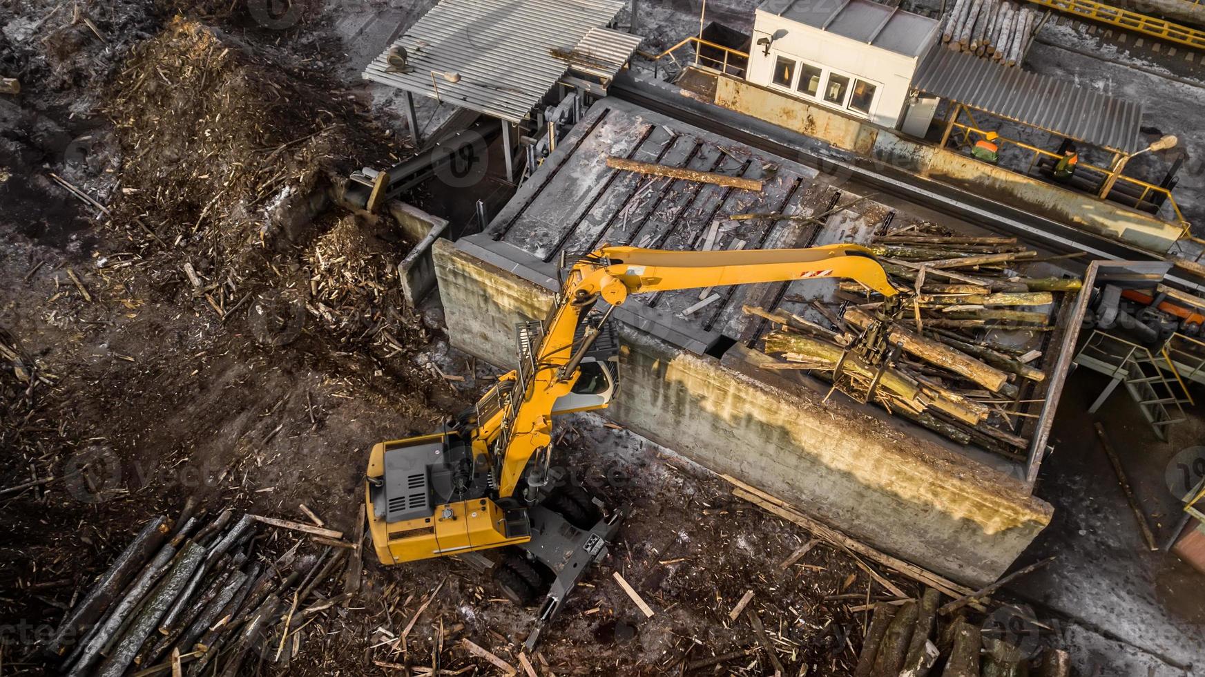 máquina está levantando madeira em uma fábrica de madeira foto