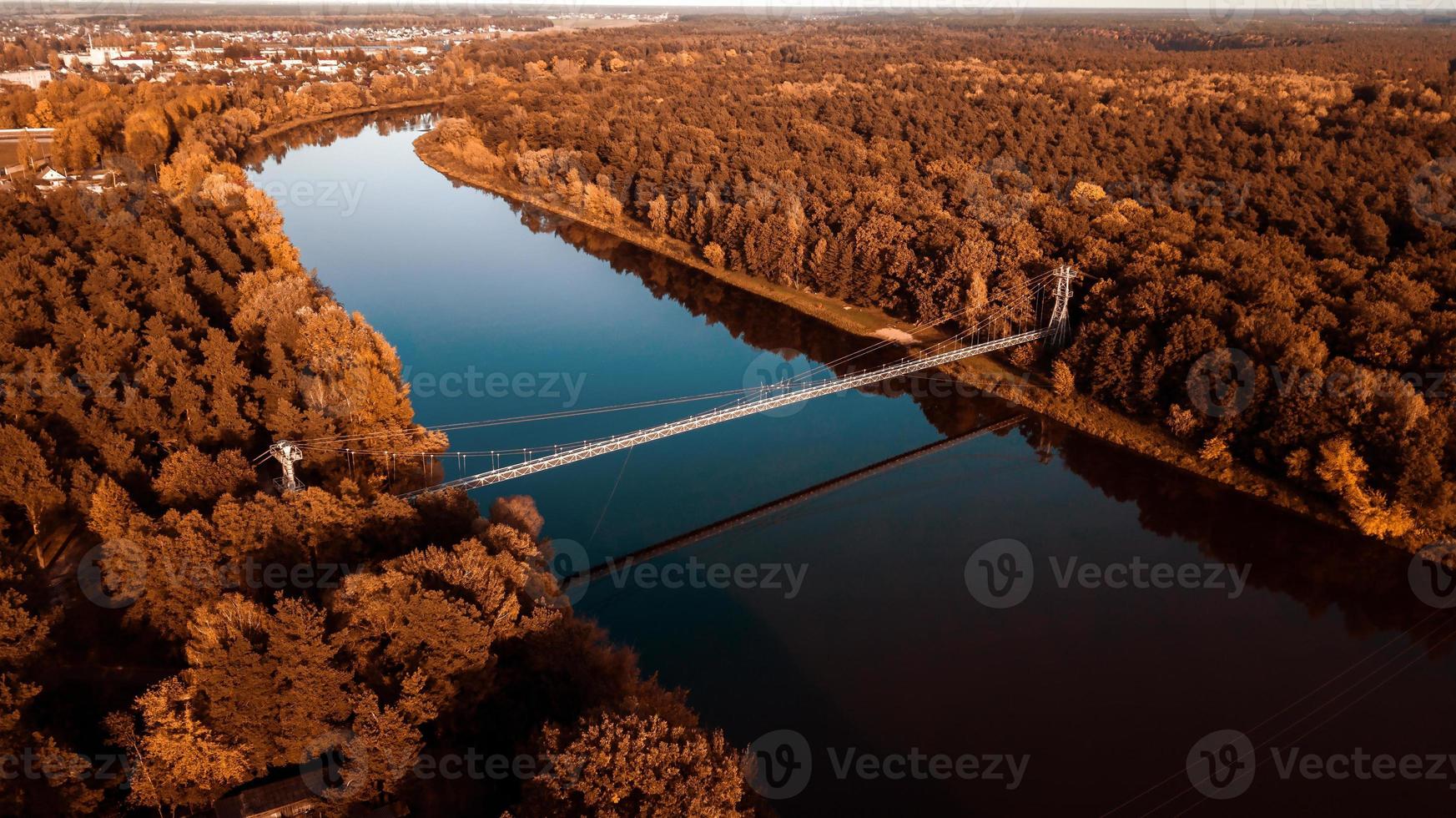 ponte suspensa sobre o rio foto