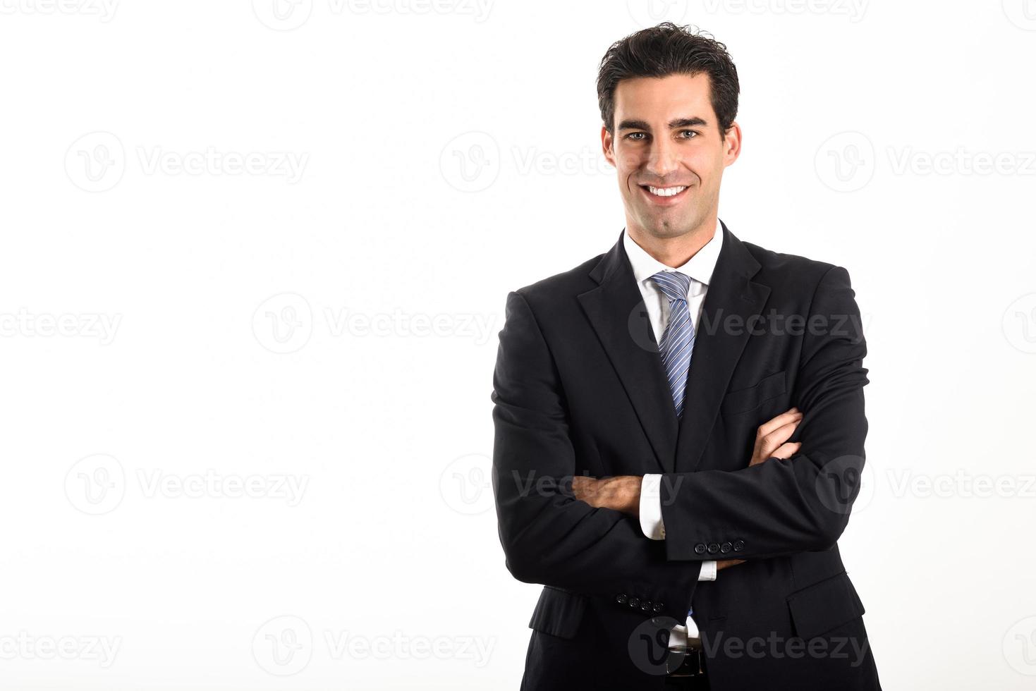 empresário vestindo terno azul e gravata sobre fundo branco. foto