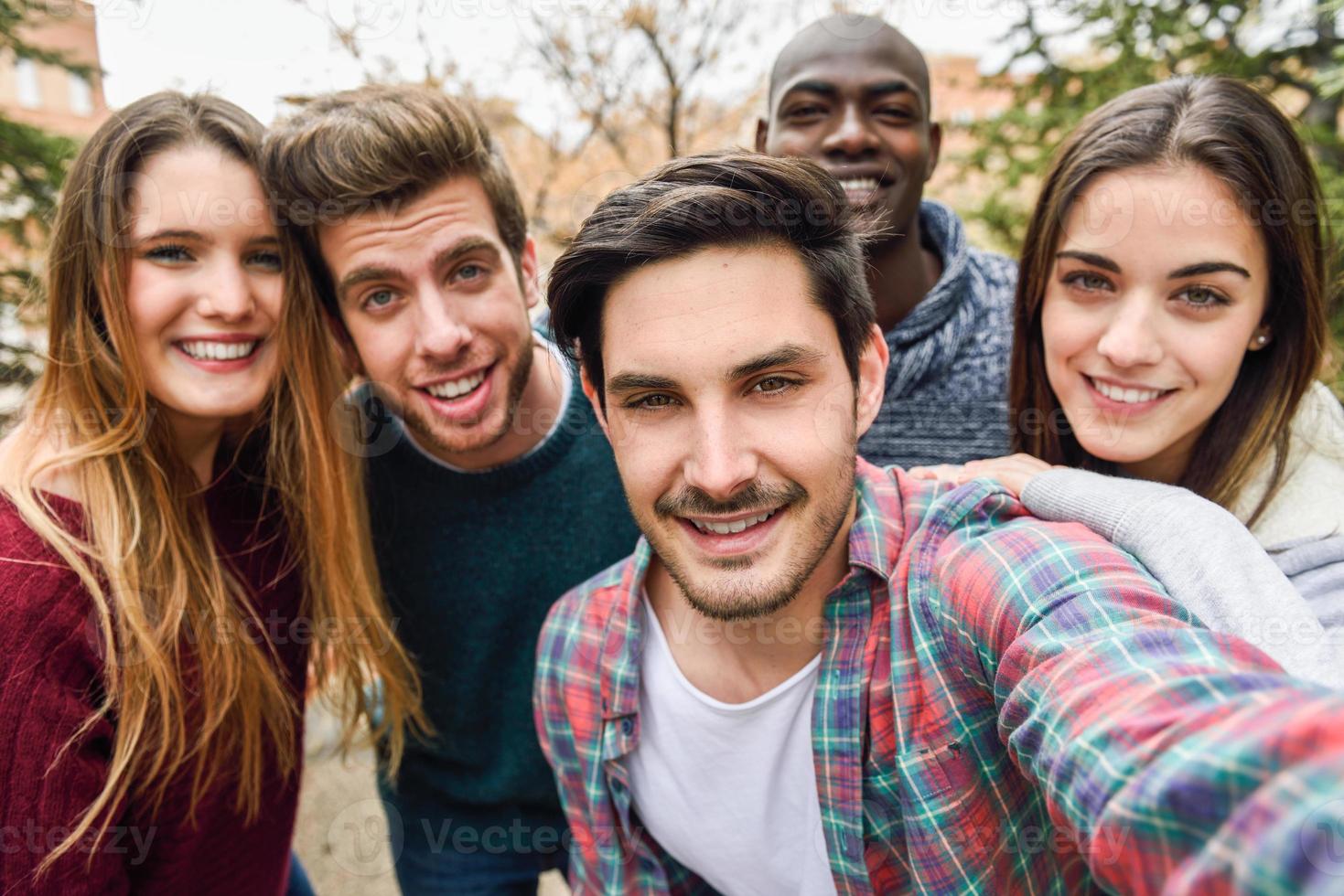 grupo de amigos se divertindo ao ar livre foto