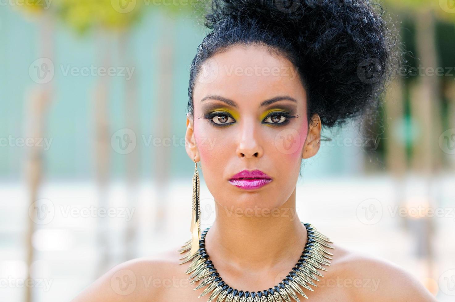 jovem negra, modelo de moda com maquiagem de fantasia foto