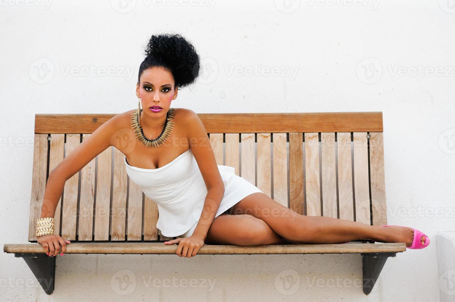 mulher negra com maquiagem de fantasia foto