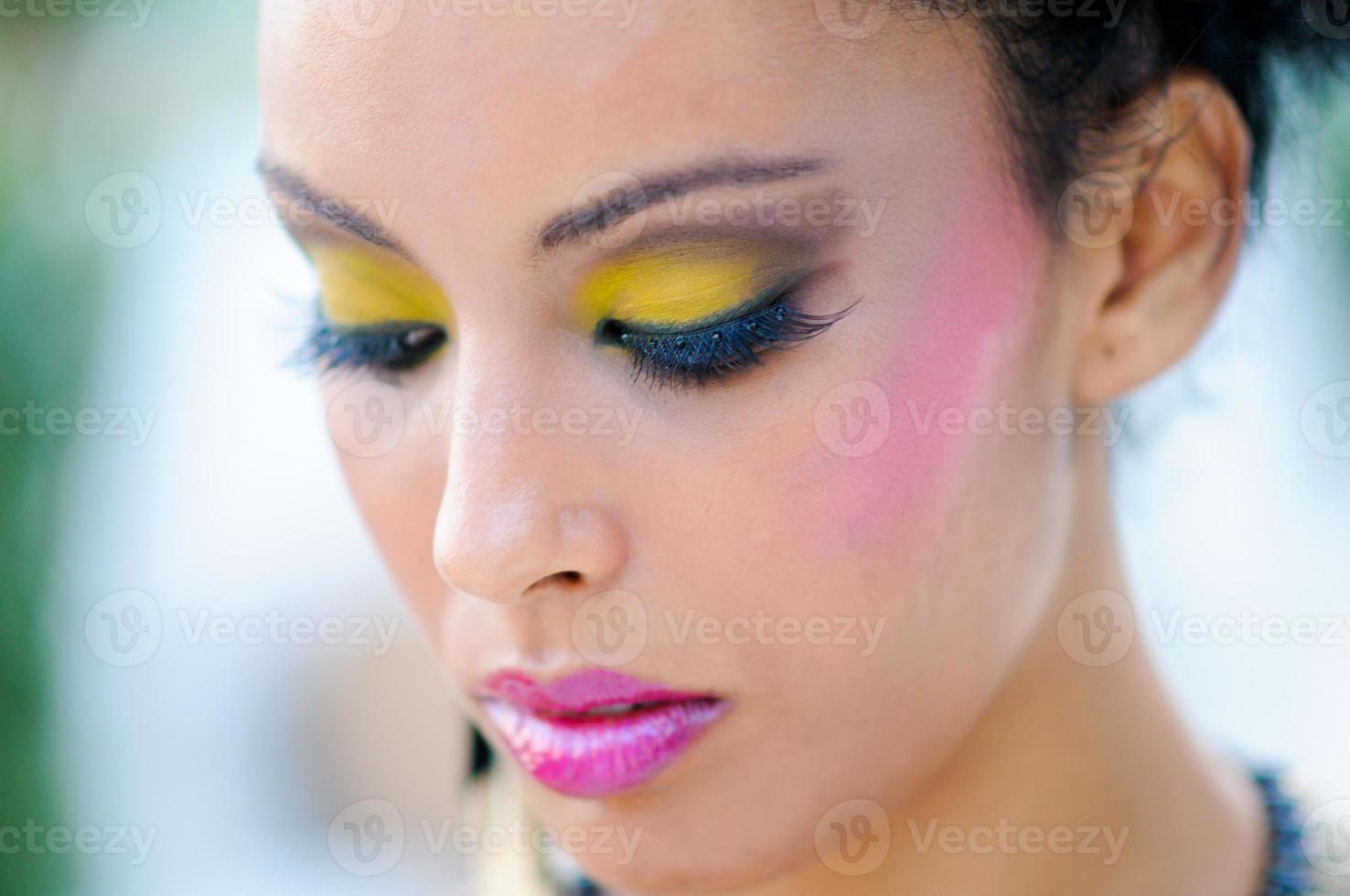 mulher negra com maquiagem de fantasia foto