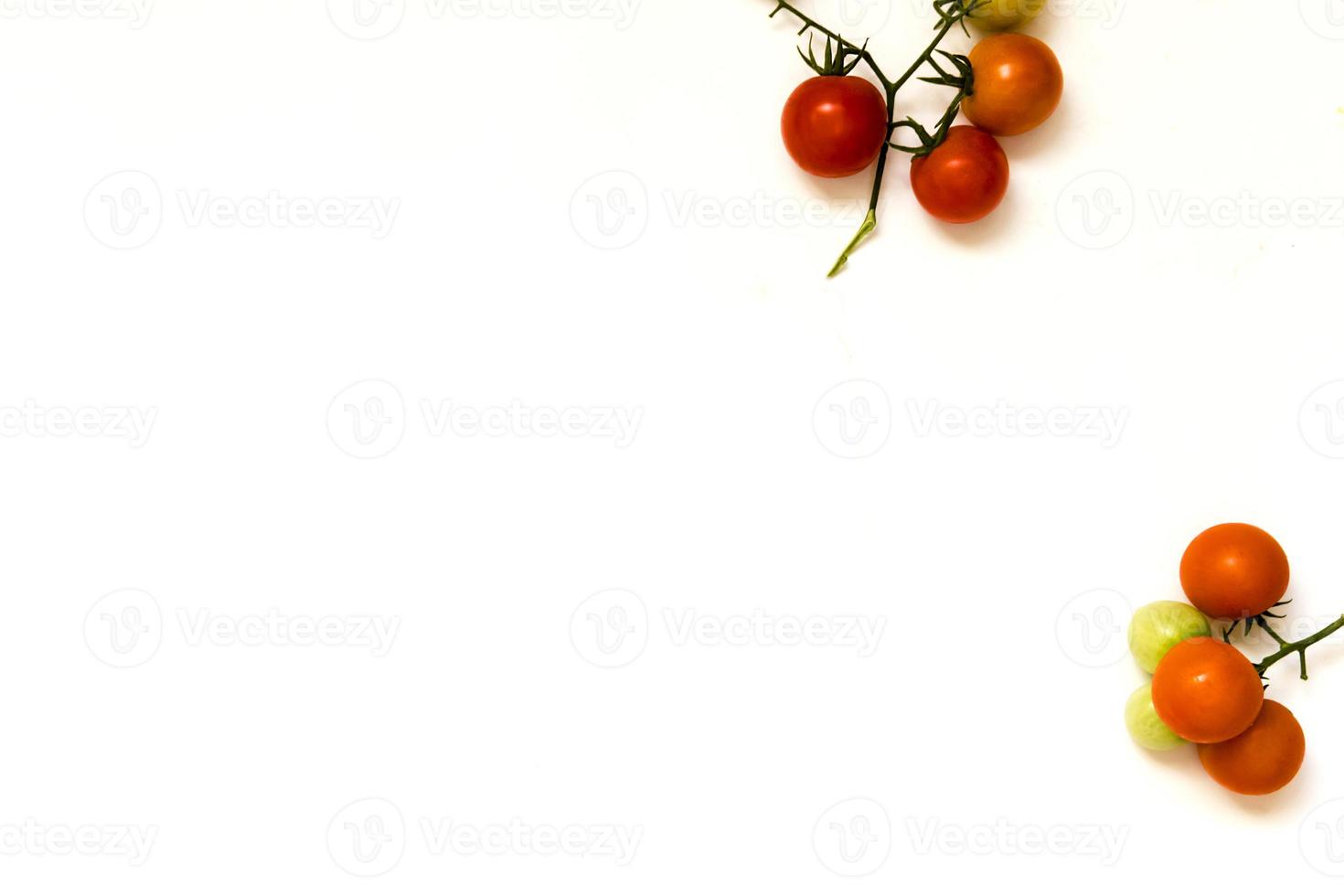 tomates cereja frescos maduros isolados no fundo branco foto