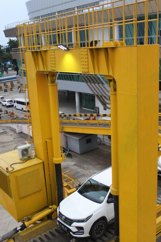 o carro branco entra no portão amarelo, bakauheni - sumatera - indonésia, 2022 foto