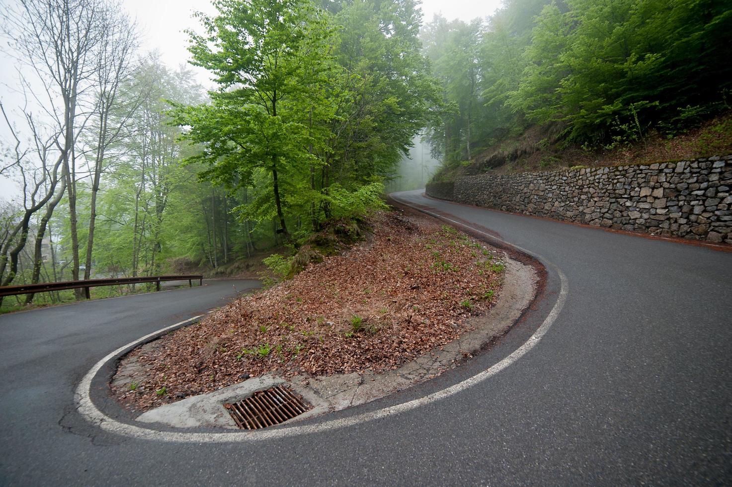 curva em gancho de lago de montanha foto