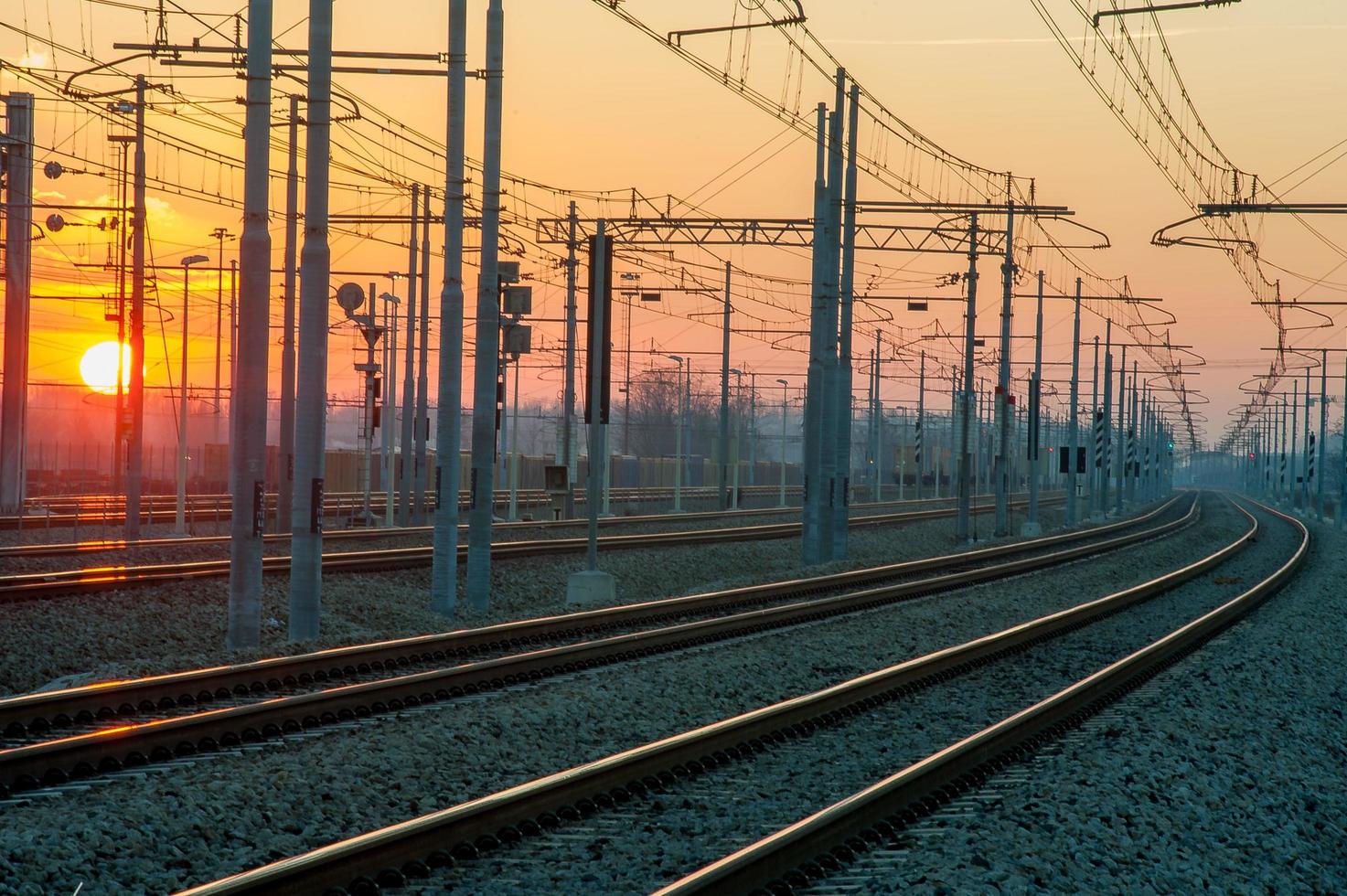 estação de trem ao pôr do sol foto