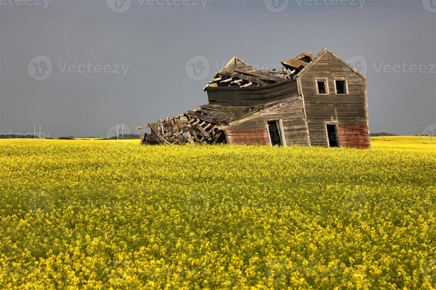 nuvens de tempestade canadá casa abandonada foto