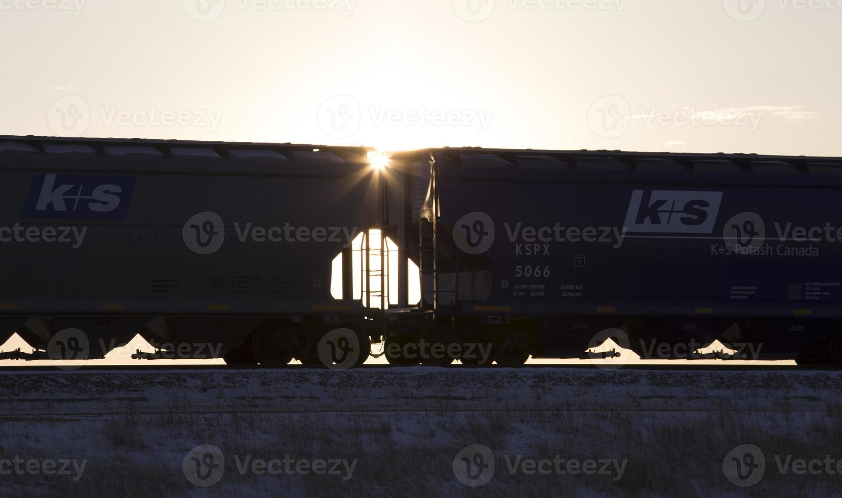 vagões ferroviários pôr do sol foto