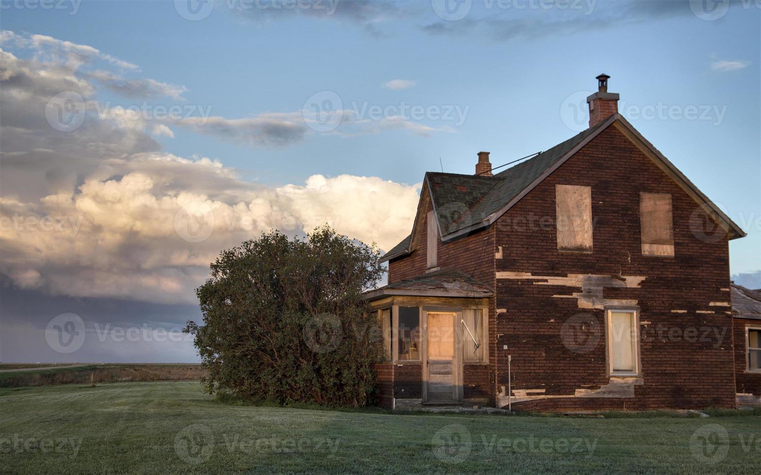 cena de pradaria casa abandonada foto