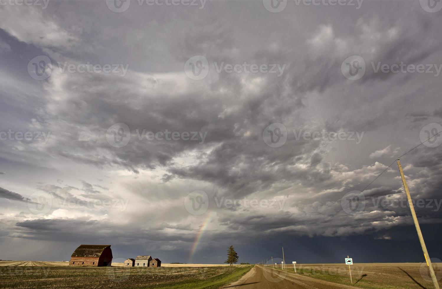 pradaria nuvens de tempestade arco-íris foto