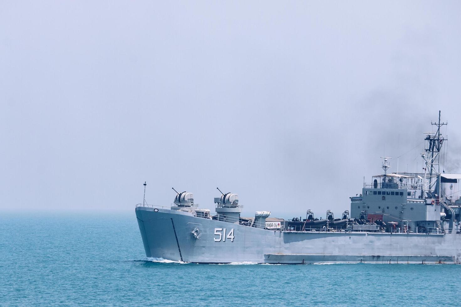 o navio de guerra indonésio vela kri teluk mandar 514 no meio do oceano de javanesse, norte madura, indonésia. surabaya, indonésia - abril de 2019 foto