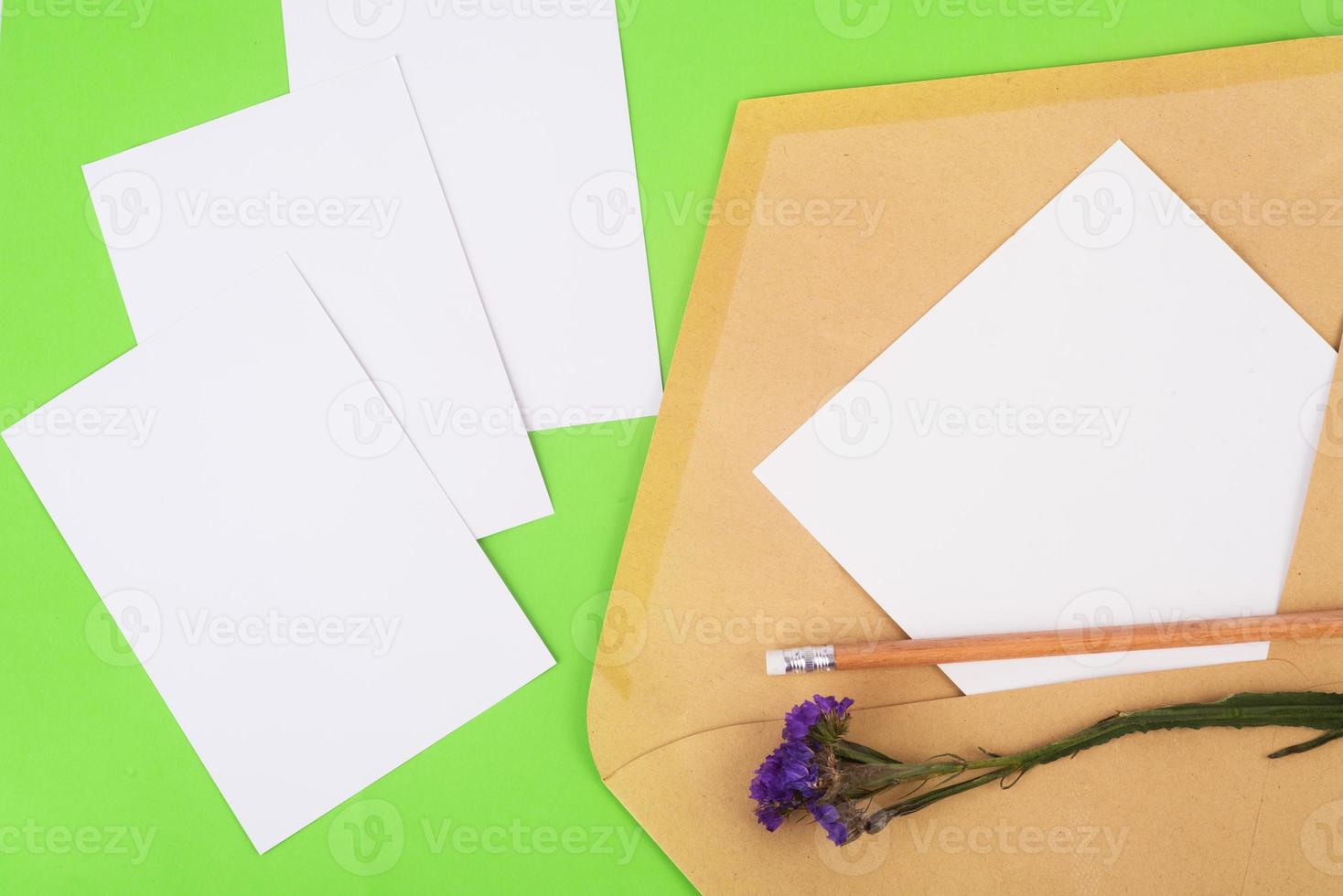 em branco de fotos e o branco em branco de foto em um envelope postal em um fundo verde