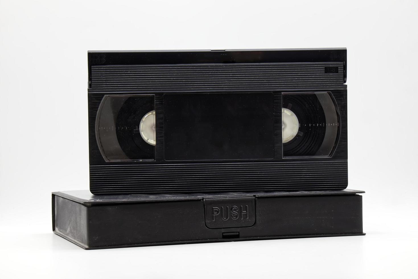 cassete de fita de vídeo vhs vintage com caixa de cassete de plástico. tecnologia de estilo retrô dos anos 90 foto