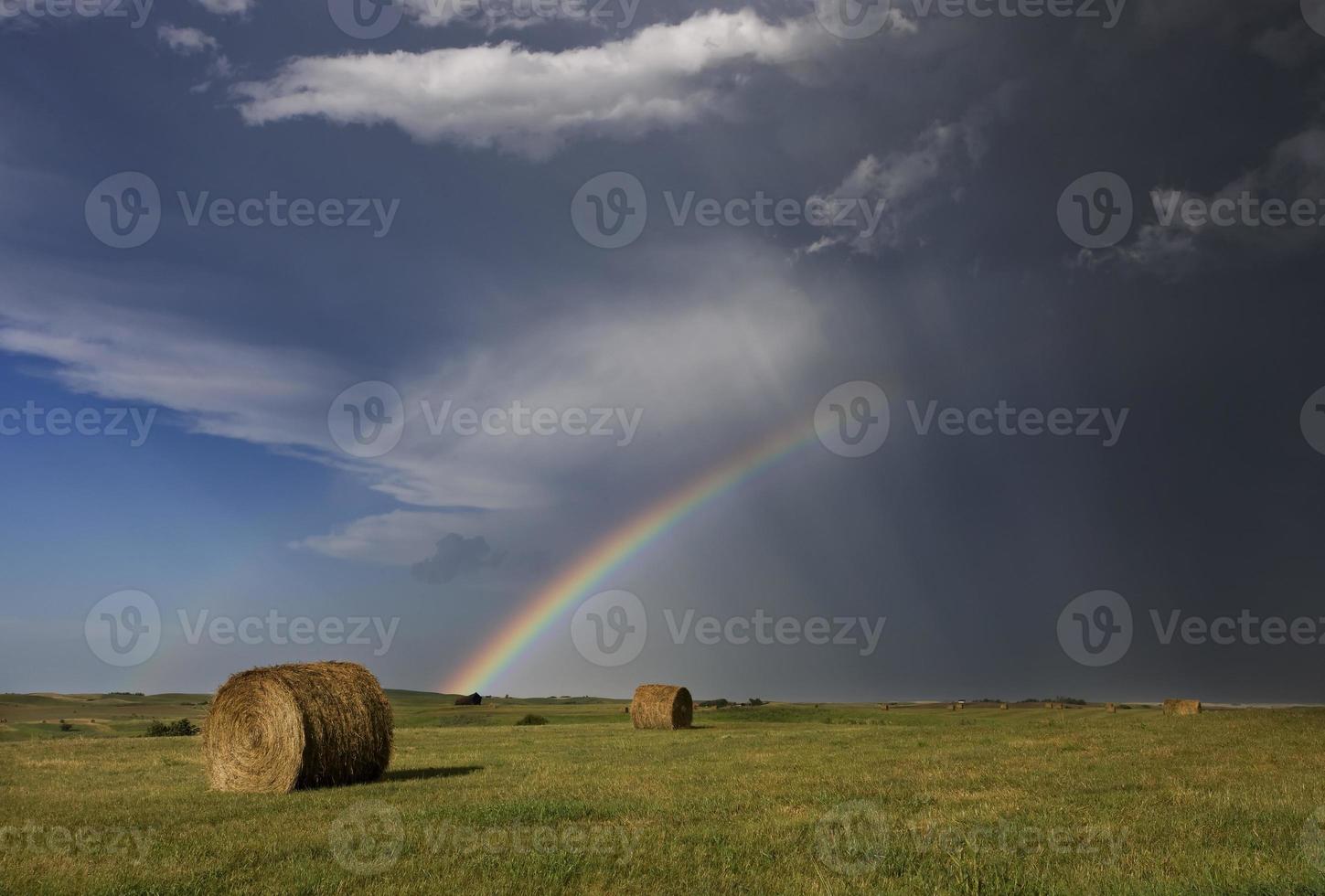 tempestade de granizo da pradaria e arco-íris foto