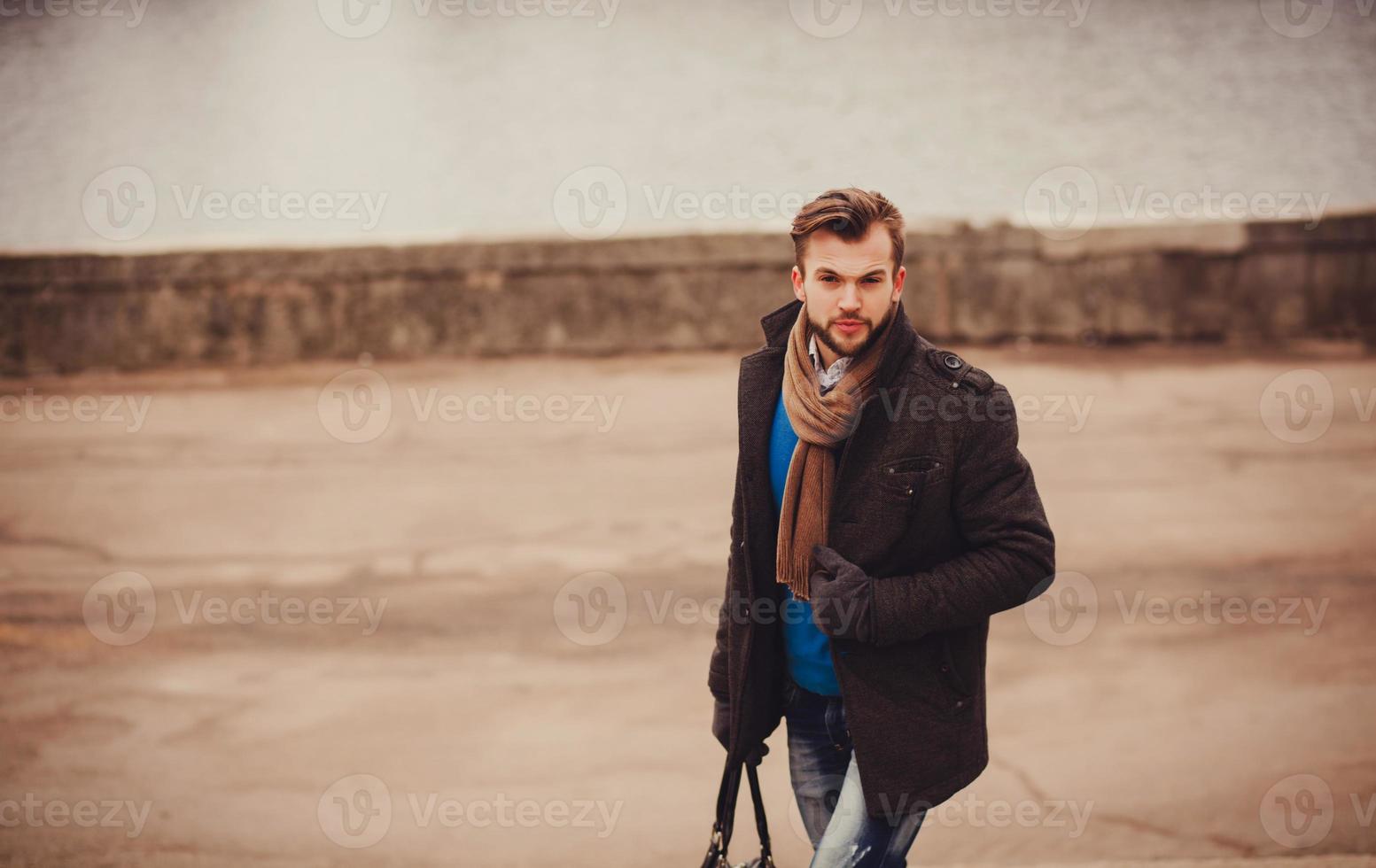 retrato de homem bonito ao ar livre foto