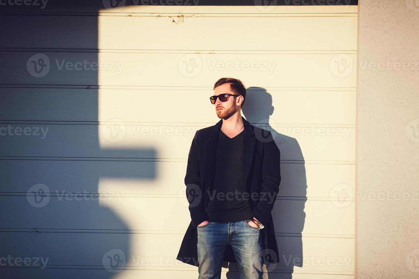 homem bonito moderno em óculos de sol foto