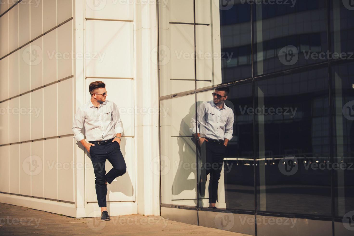 homem bonito perto do escritório foto